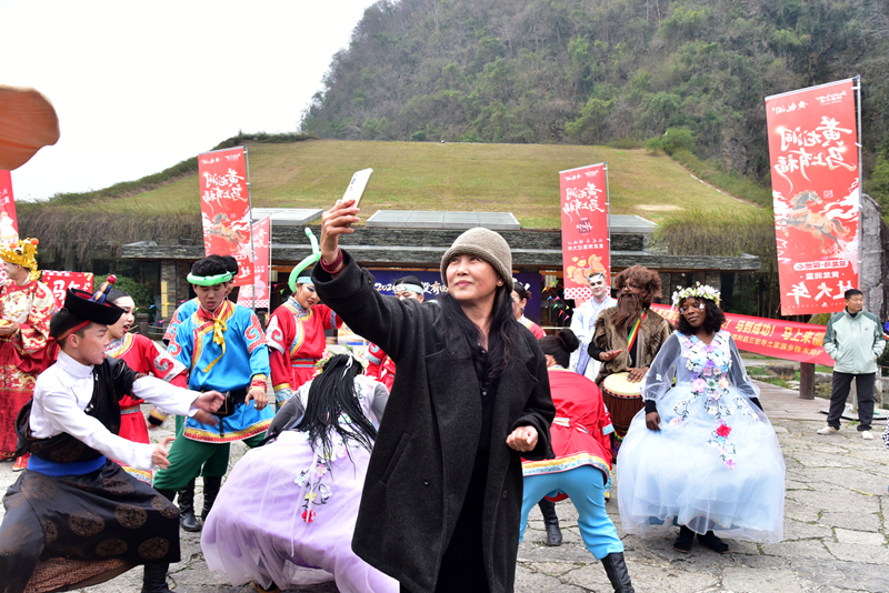 中外游客相聚黃龍洞 歡歡樂(lè)樂(lè)過(guò)新年（組圖）