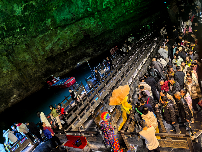 黃龍洞景區(qū)有序應(yīng)對(duì)客流高峰，近萬(wàn)中外游客共享“潮玩中國(guó)年”